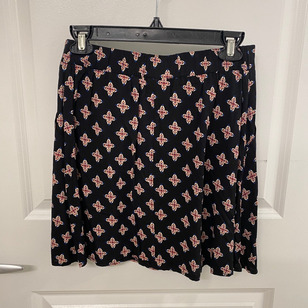 Black patterned button down skirt, size M!